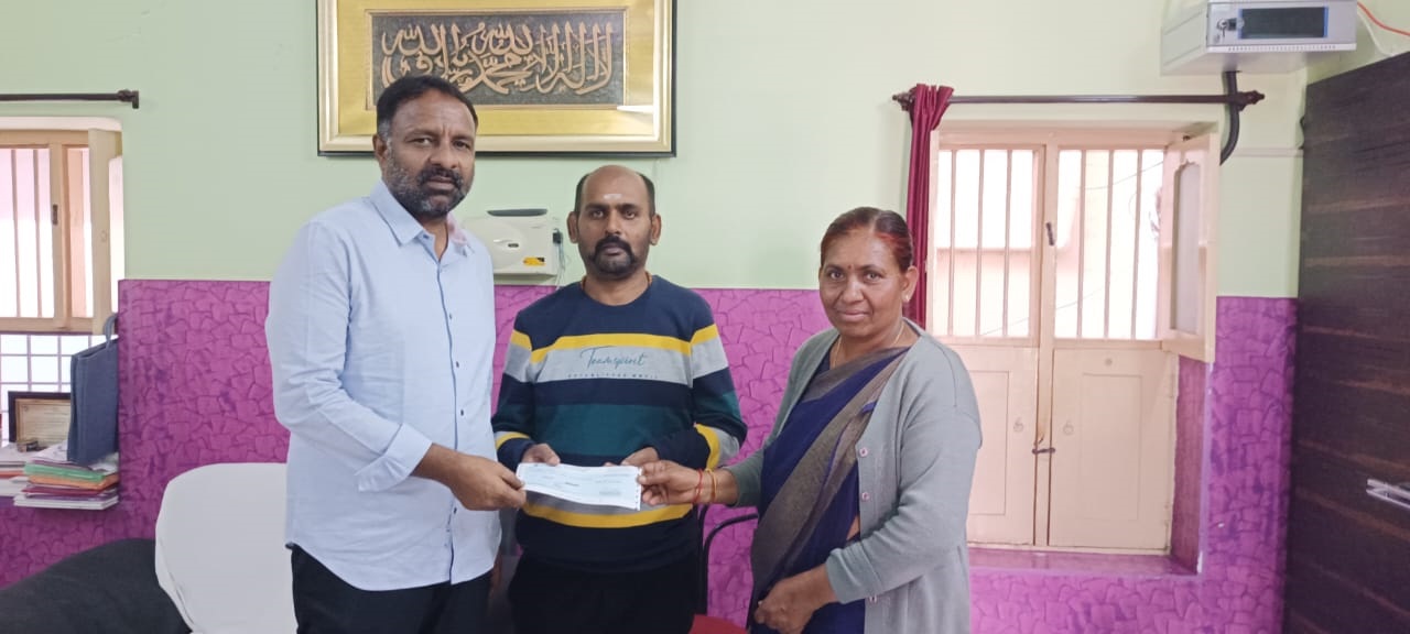 - సిఎం సహాయనిధి చెక్కును అందజేస్తున్న ఎమ్మెల్యే