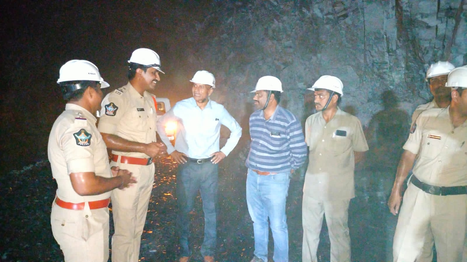 టన్నెల్‌ పనులను తెలుసుకుంటున్న అడిషినల్‌ డిజిపి