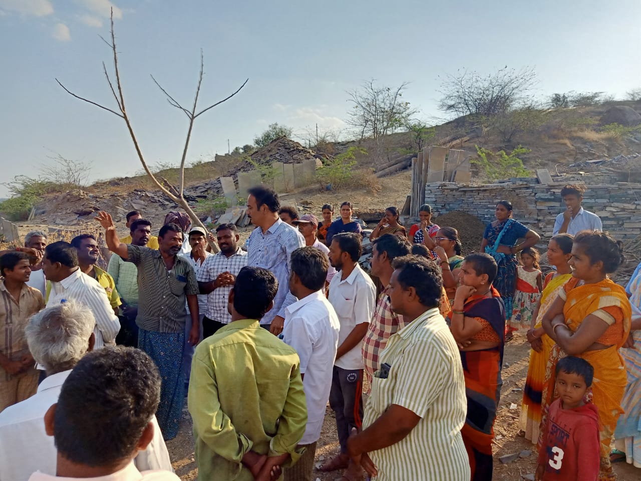 కాలనీ అభివృద్ధి కోసం నగదునిస్తున్న చల్లా.