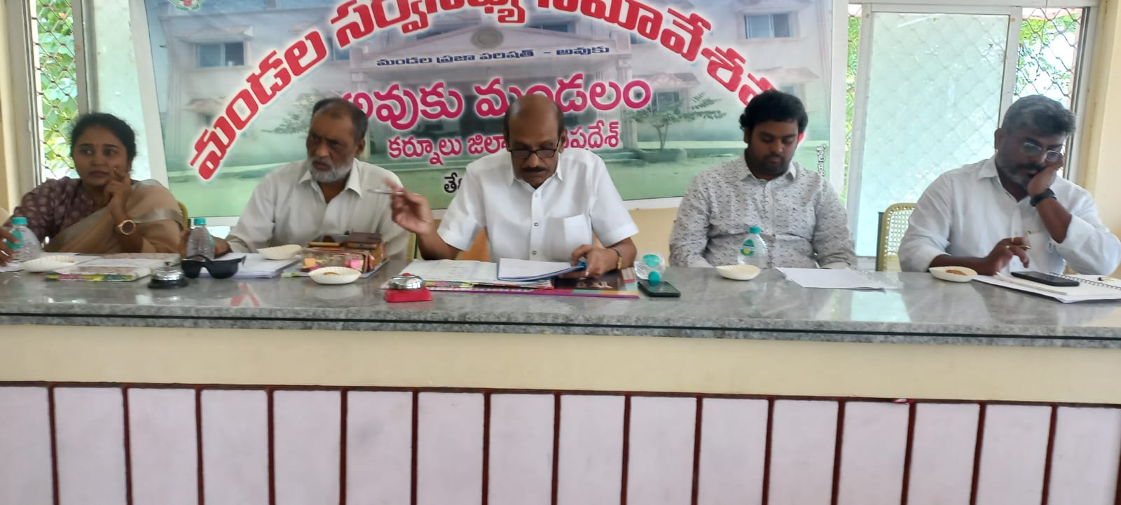 మండల సమావేశంలో పాల్గొన్న ఎంపీపీ, జడ్పిటిసి, అధికారులు.