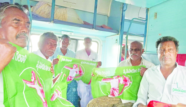 చలో ఢిల్లీకి తరలిన నాయకులు