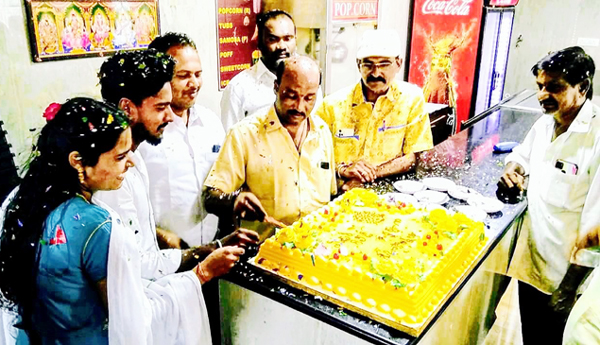 హీరో అబ్బవరం కిరణ్‌ అభిమానుల హంగామా
