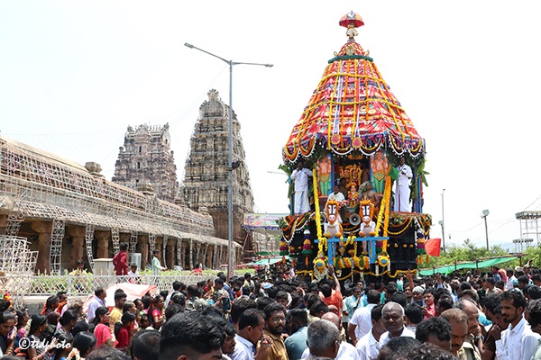 వైభవంగా కోదండరాముని రథోత్సవం