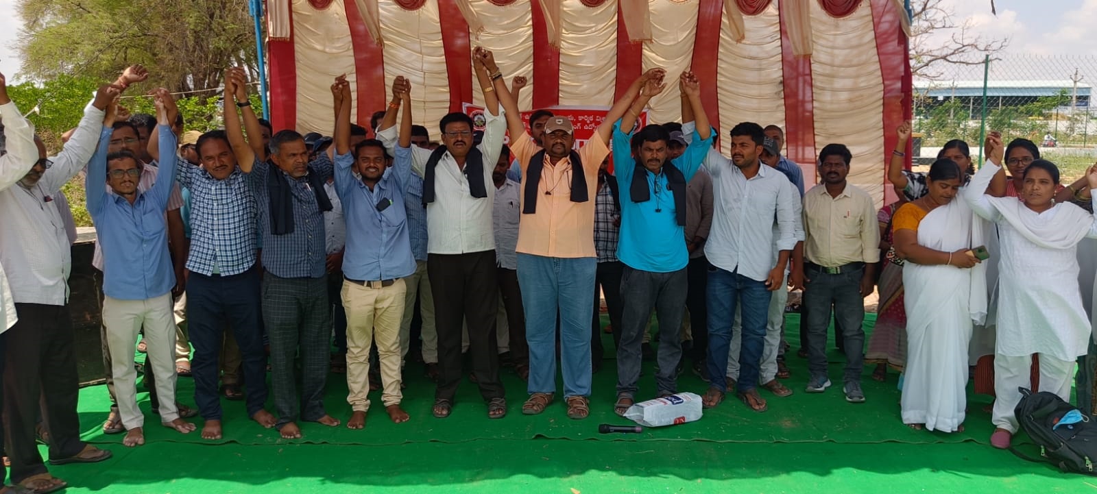 - కలెక్టరేట్‌ ఎదుట నిరసన తెలుపుతున్న ఉద్యోగులు
