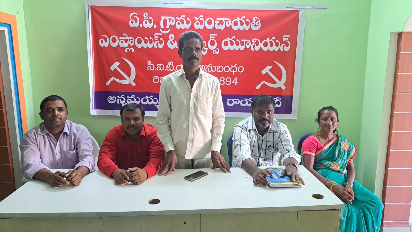 కార్మికులకు పెండింగ్‌ వేతనాలు చెల్లించాలి