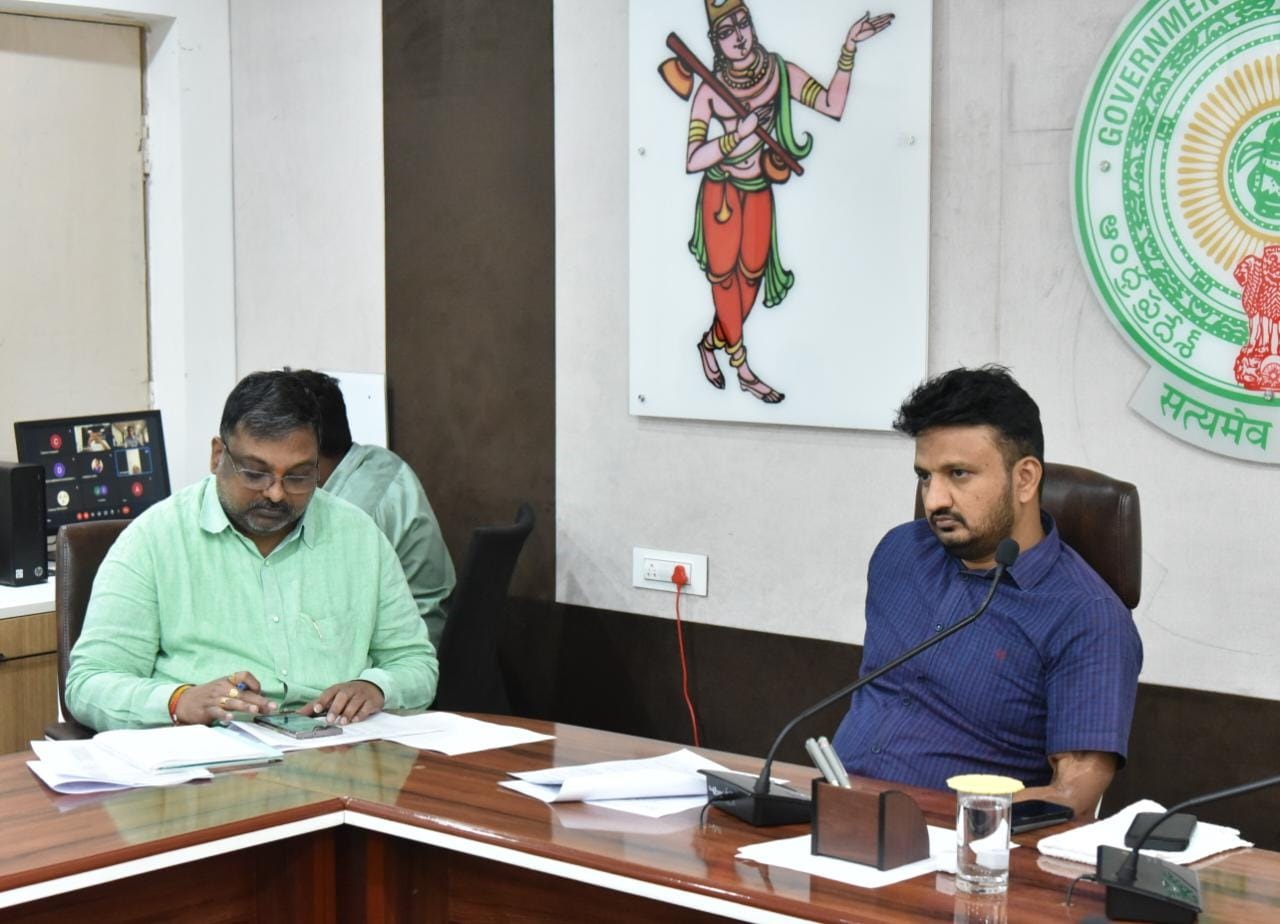 - వీడియో కాన్ఫరెన్స్‌లో పాల్గొన్న కలెక్టర్‌ గిరీష