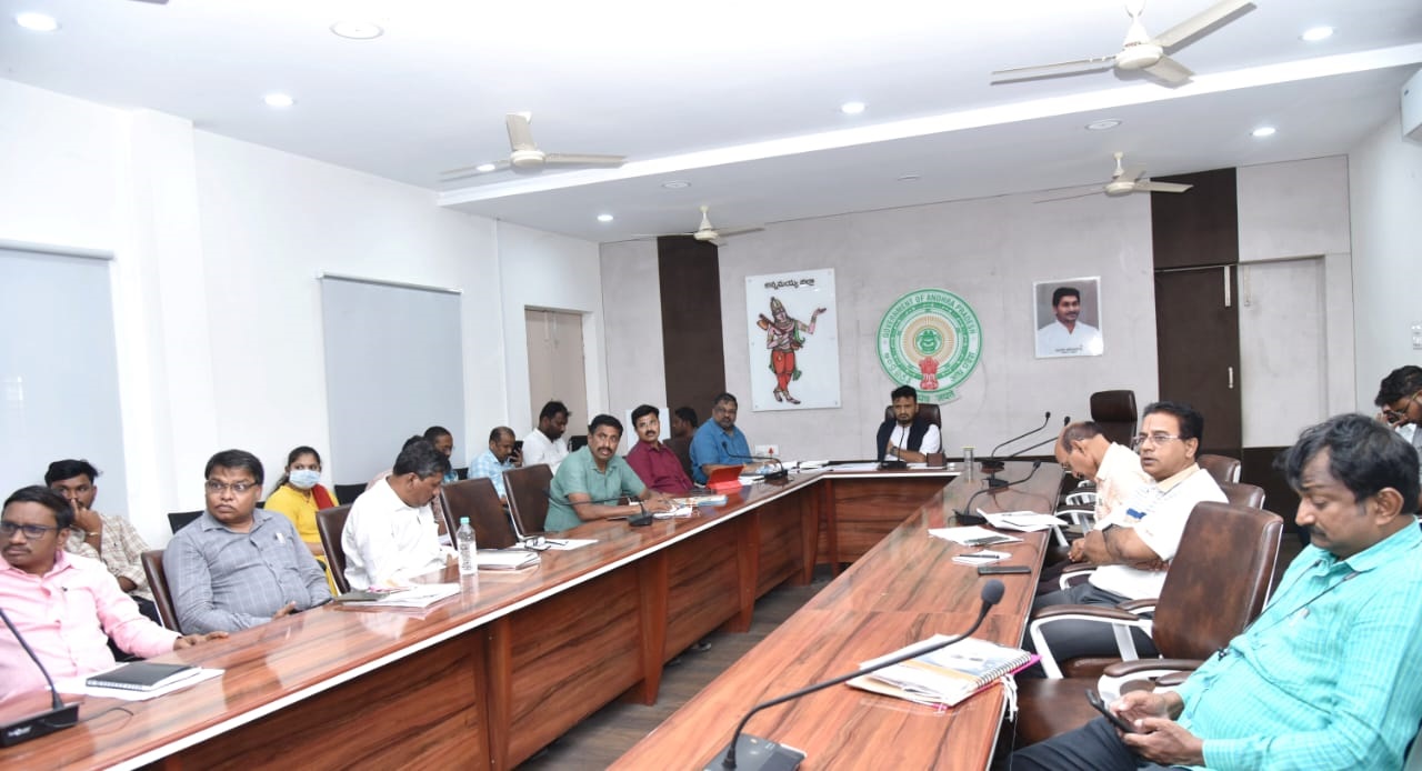 సమావేశంలో మాట్లాడుతున్న కలెక్టర్‌ గిరీష