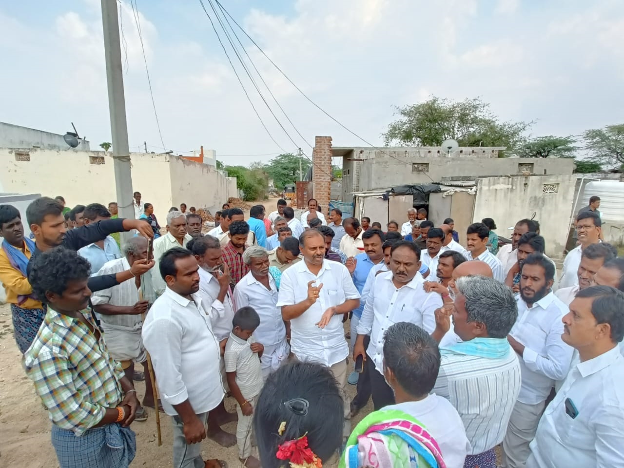 పేదలందరికీ సంక్షేమ పథకాలు : గడికోట'
