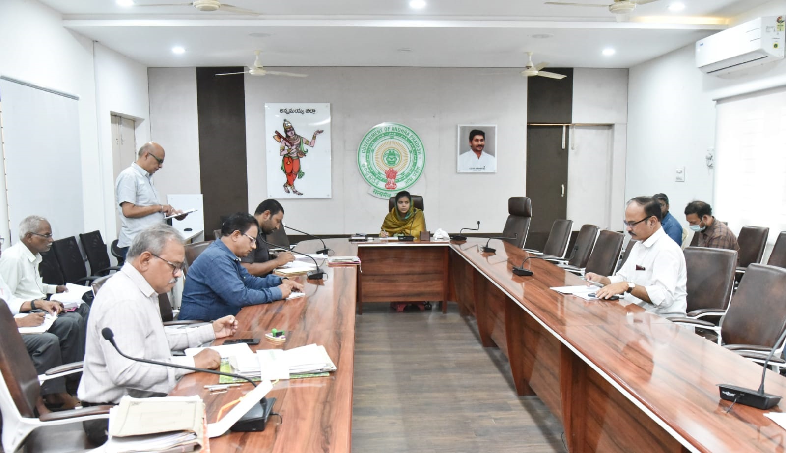 సమావేశంలో మాట్లాడుతున్న జాయింట్‌ కలెక్టర్‌ తమీమ్‌ అన్సారీయా