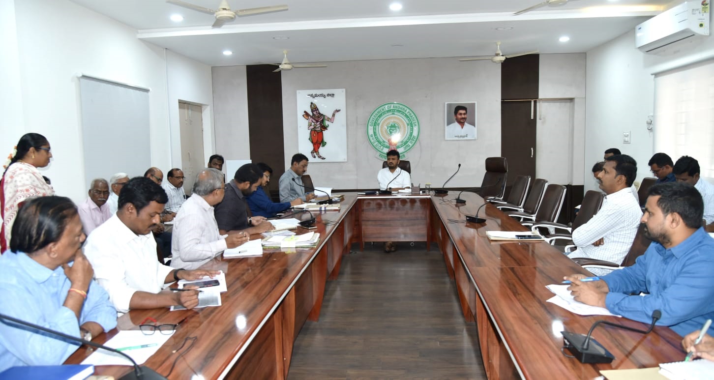  మాట్లాడుతున్న కలెక్టర్‌ గిరీష
