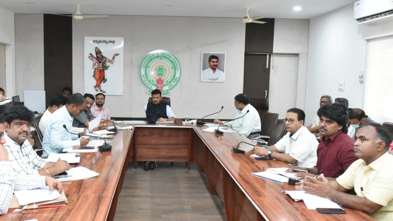 భూములకు త్వరగా పరిహారం చెల్లించాలి : గిరీష