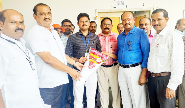 ఎస్‌ఎస్‌సి పరీక్షల పరిశీలకులు వెంకటకష్ణారెడ్డి సన్మానిస్తున్న అధికారులు