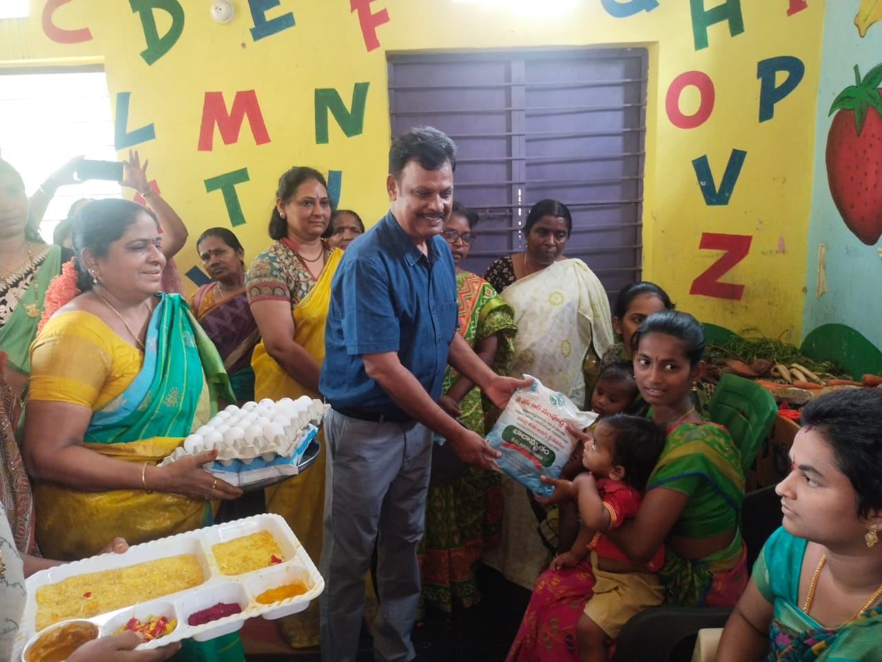బాలామృతం ప్యాకెట్‌ ఇస్తున్న ఐసిడిఎస్‌ డైరెక్టర్‌ రవిచంద్రారెడ్డి