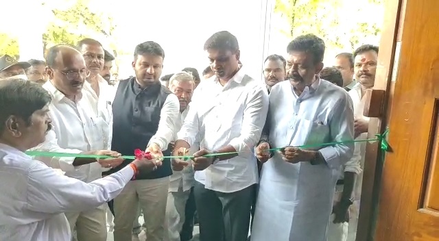 - జాబ్‌మేళాను ప్రారంభిస్తున్న కలెక్టర్‌, ఎంపీ