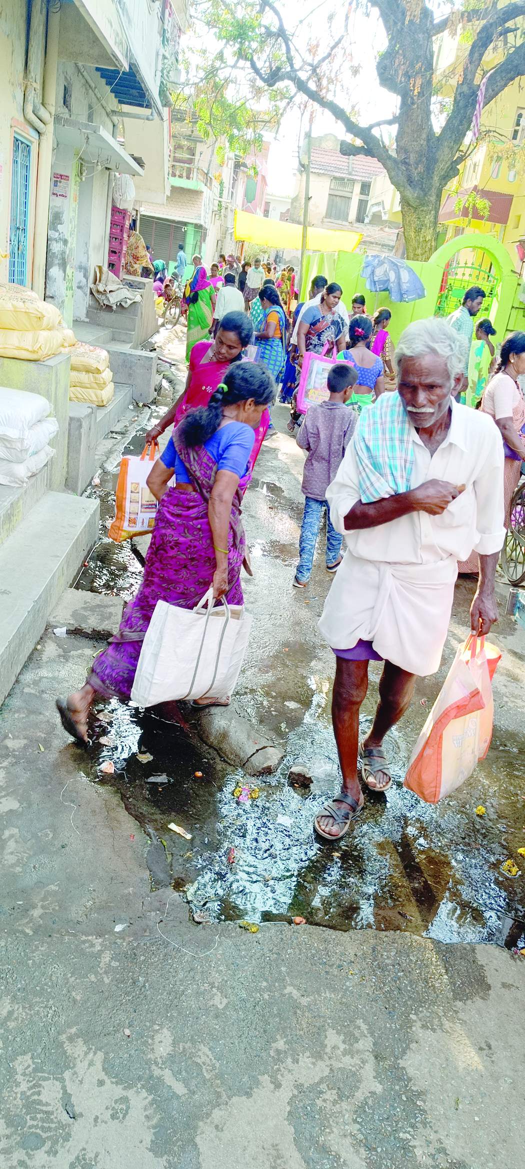 పాచిపట్టిన రోడ్డుపైనే కొనుగోలు చేస్తున్న వినియోగదారులు