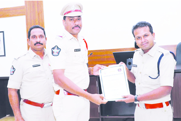 విధి నిర్వహణలో కష్టపడితే తగిన గుర్తింపు