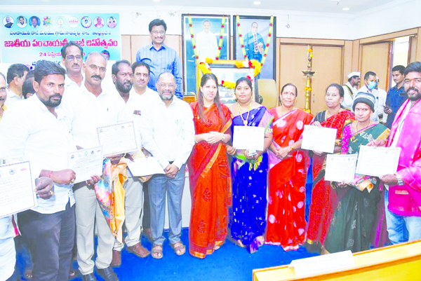 గాంధీజీ గ్రామ స్వరాజ్య ఆశయానికి కృషి