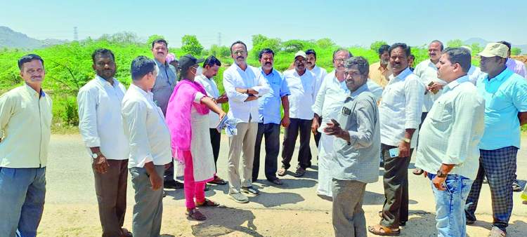  జగనన్న కాలనీని పరిశీలిస్తున్న ఎమ్మెల్యే సిద్ధారెడ్డి