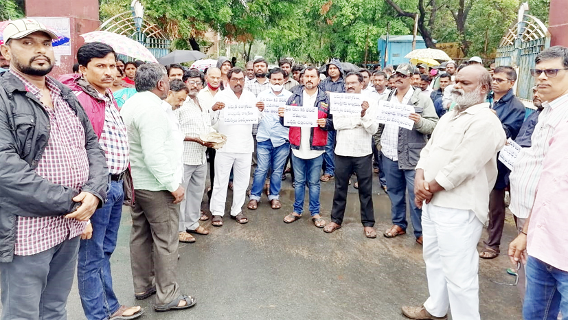 ' కాంతి లేని విద్యుత్‌ కాంట్రాక్ట్‌ కార్మికుల జీవితాలు