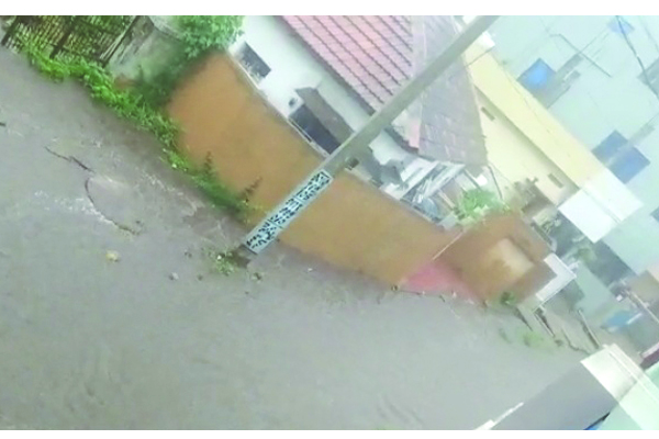 భారీ పిడుగులతో కుండపోత వర్షం