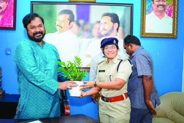 మంత్రి రాజాను కలిసిన డిఎస్‌పి