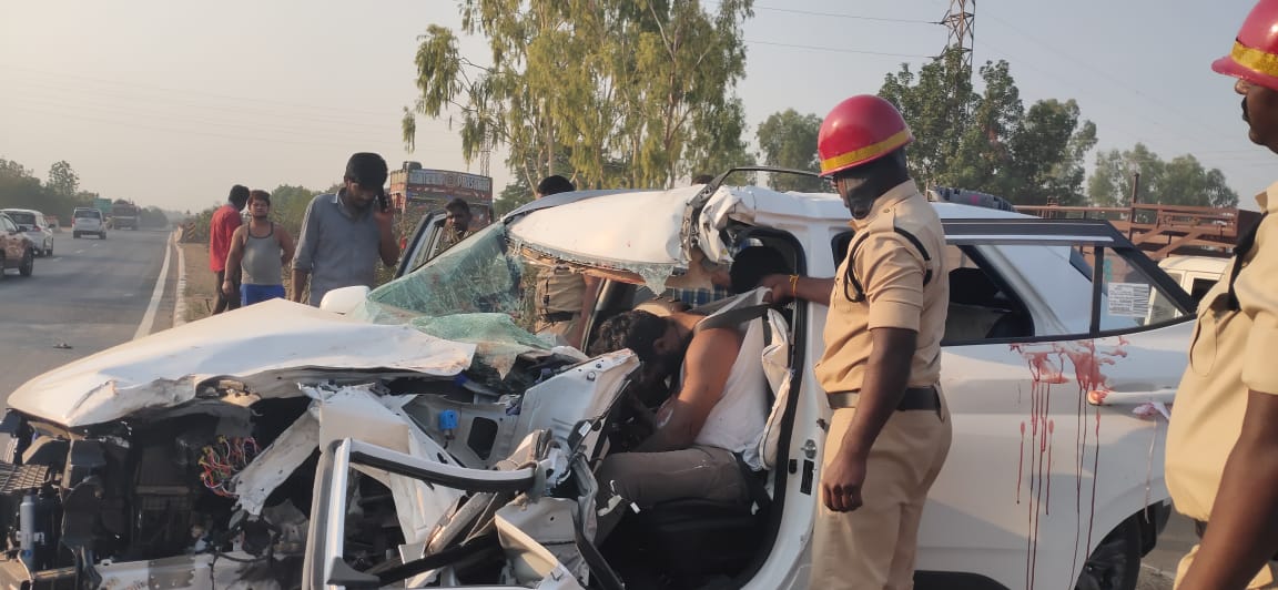 మృతదేహాన్ని బయటకు తీస్తున్న పోలీసులు