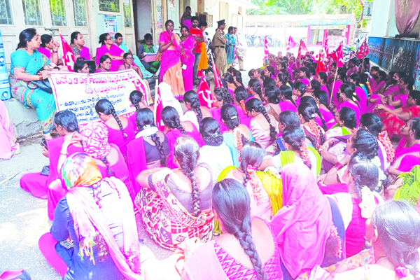 సమస్యల పరిష్కారం కోరుతూ విఒఎల ధర్నా