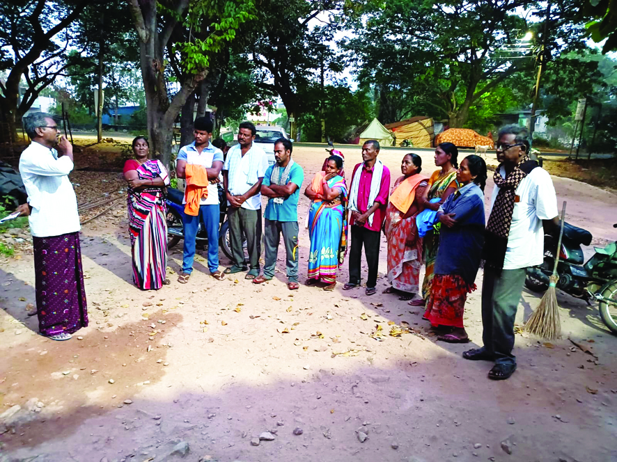 'తొలగించిన పారిశుధ్య కార్మికులను విధుల్లోకి తీసుకోండి'