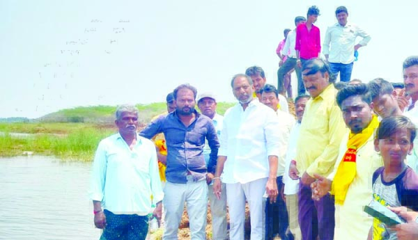 అధికార పార్టీ నేతల దోపిడీ