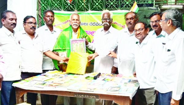 గ్రంథాలయానికి పుస్తకాలు అందజేత