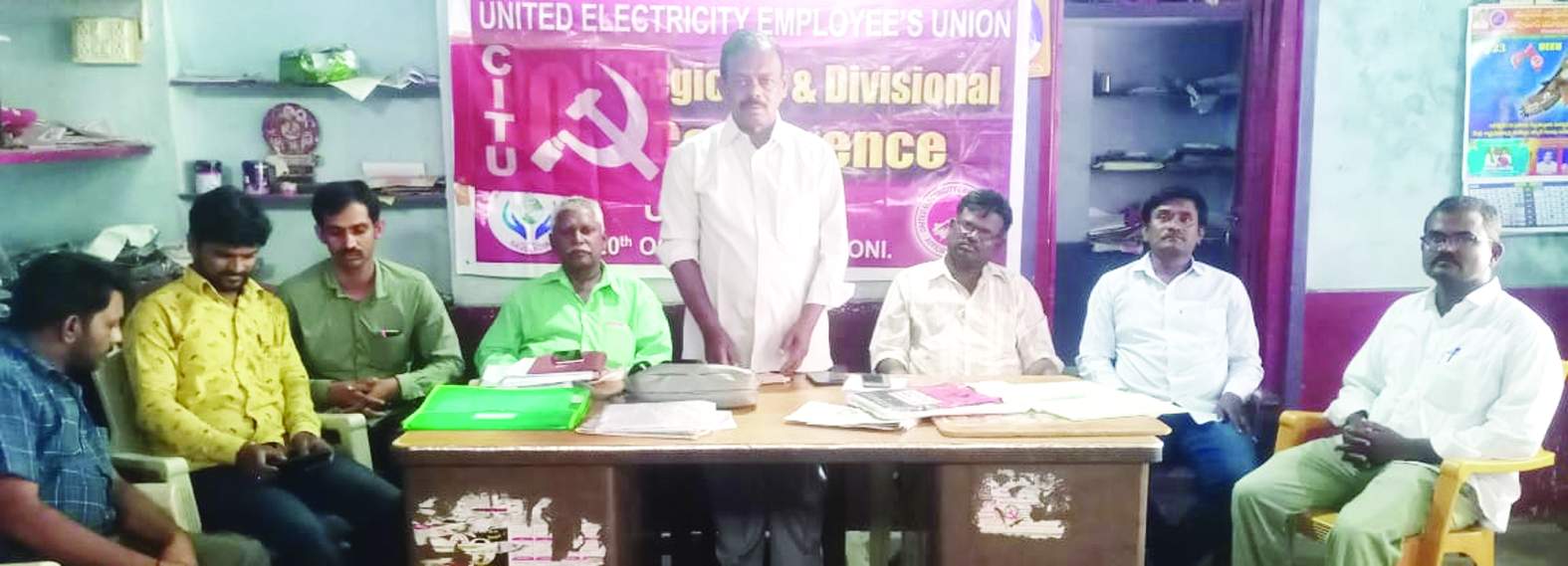 సమావేశంలో మాట్లాడుతున్న ఈరన్న