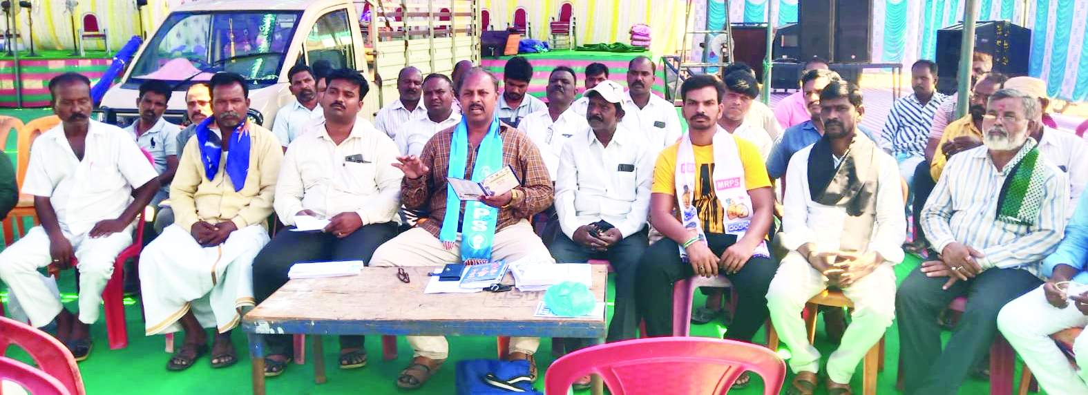 సమావేశంలో మాట్లాడుతున్న నిర్వాహకుడు వీరేష్‌