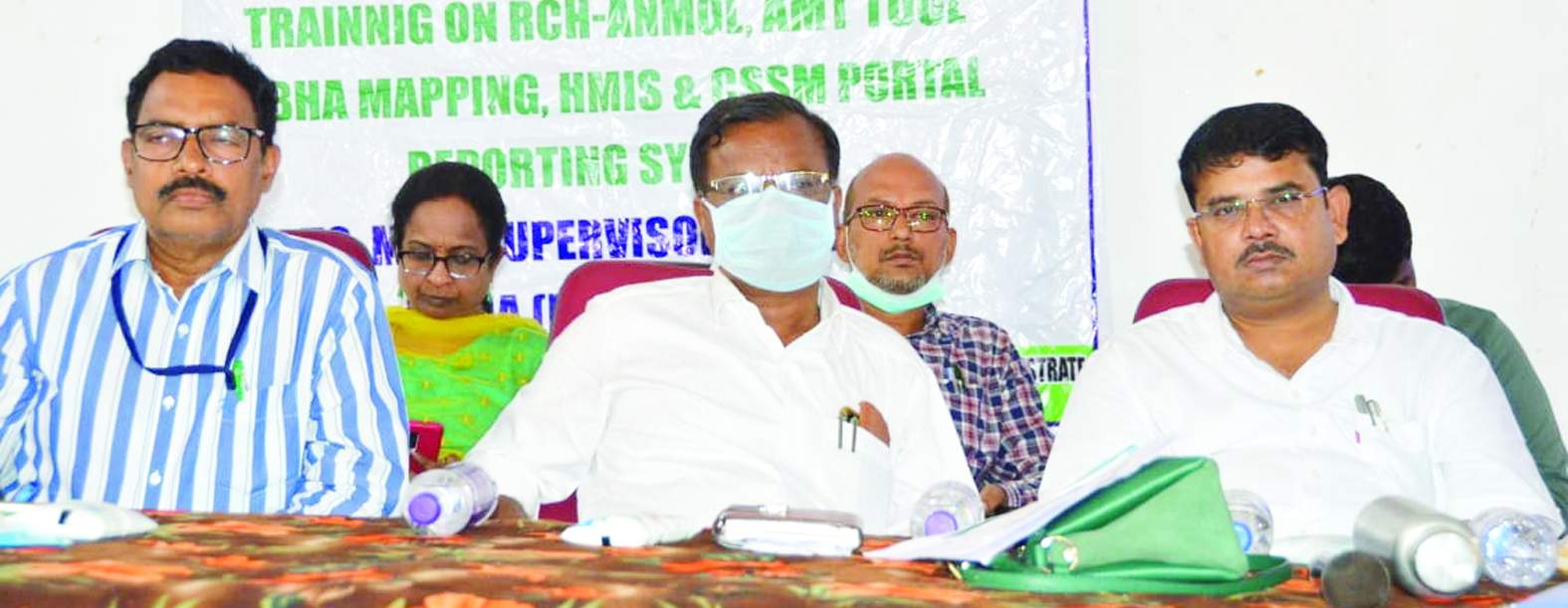 సమావేశంలో మాట్లాడుతున్న జిల్లా వైద్యాధికారి రామ గిడ్డయ్య