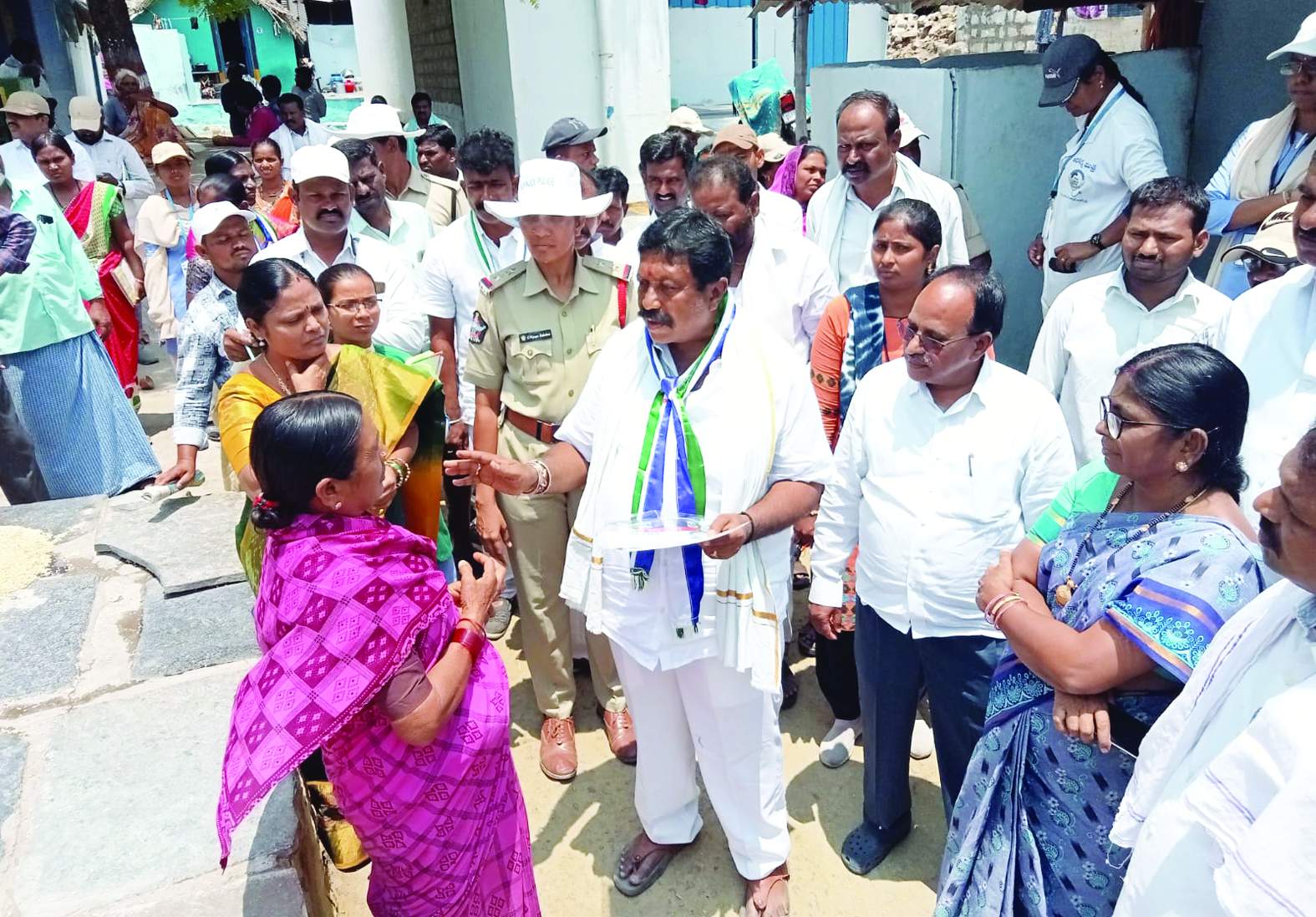 లబ్ధిదారులతో మాట్లాడుతున్న ఎమ్మెల్యే సాయిప్రసాద్‌ రెడ్డి