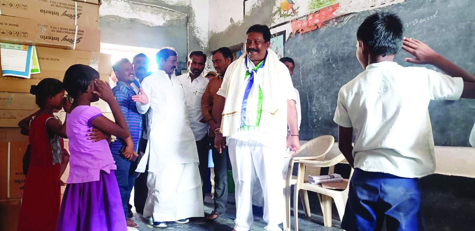 విద్యార్థులతో మాట్లాడుతున్న ఎమ్మెల్యే సాయిప్రసాద్‌ రెడ్డి