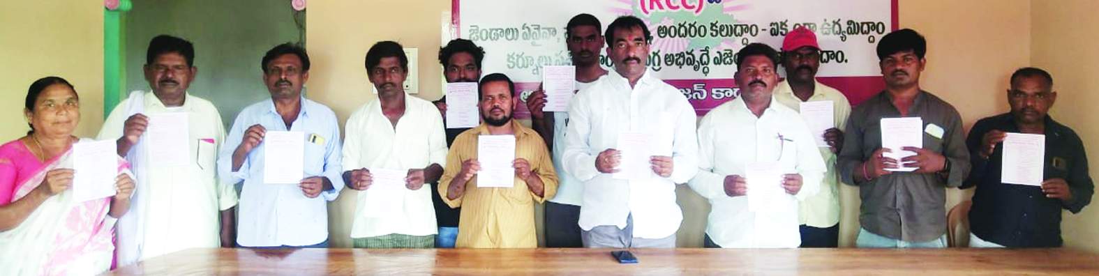 కరపత్రాలను విడుదల చేస్తున్న నాయకులు