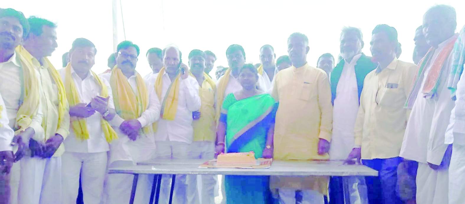 కేక్‌ కట్‌ చేస్తున్న గుడిసె కృష్ణమ్మ, టిడిపి సీనియర్‌ నాయకులు