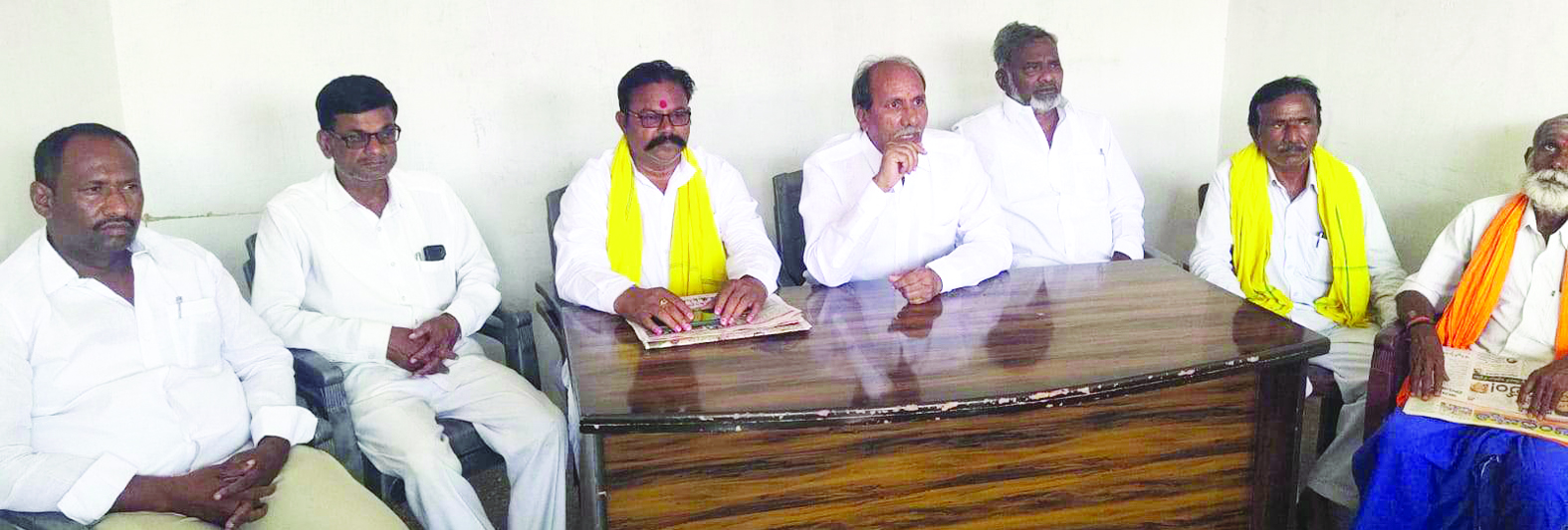 మాట్లాడుతున్న మార్కెట్‌ యార్డు మాజీ ఛైర్మన్‌ భాస్కర్‌ రెడ్డి