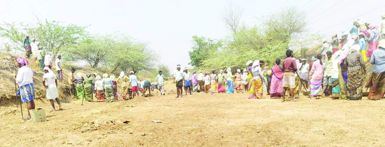 ఉపాధి పని చేస్తున్న కూలీలు