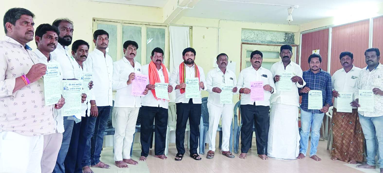 ఆదోనిలో గోడపత్రికను విడుదల చేస్తున్న నాయకులు