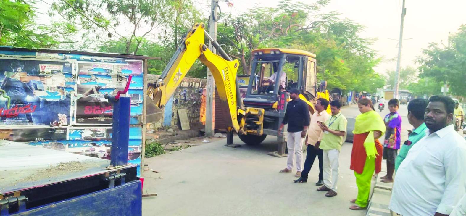 బంకులను తొలగిస్తున్న అధికారులు