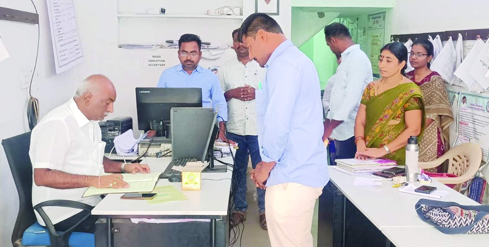 రికార్డులను పరిశీలిస్తున్న మున్సిపల్‌ కమిషనర్‌ రఘునాథ్‌రెడ్డి