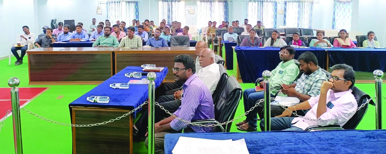 ఉద్యోగులకు అవగాహన కల్పిస్తున్న కమిషనర్‌