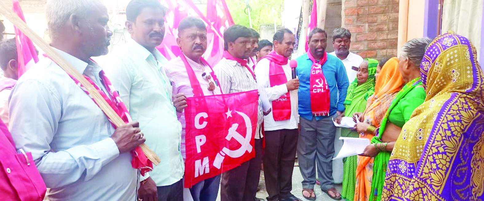 ఆదోనిలో మాట్లాడుతున్న గౌస్‌ దేశాయి