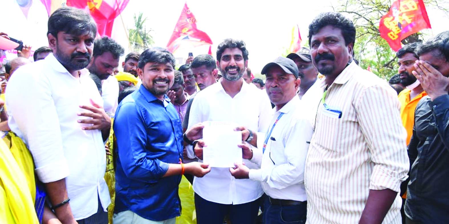 లోకేష్‌కు వినతిపత్రం ఇస్తున్న ఎపిడబ్ల్యుజెఎఫ్‌ నాయకులు