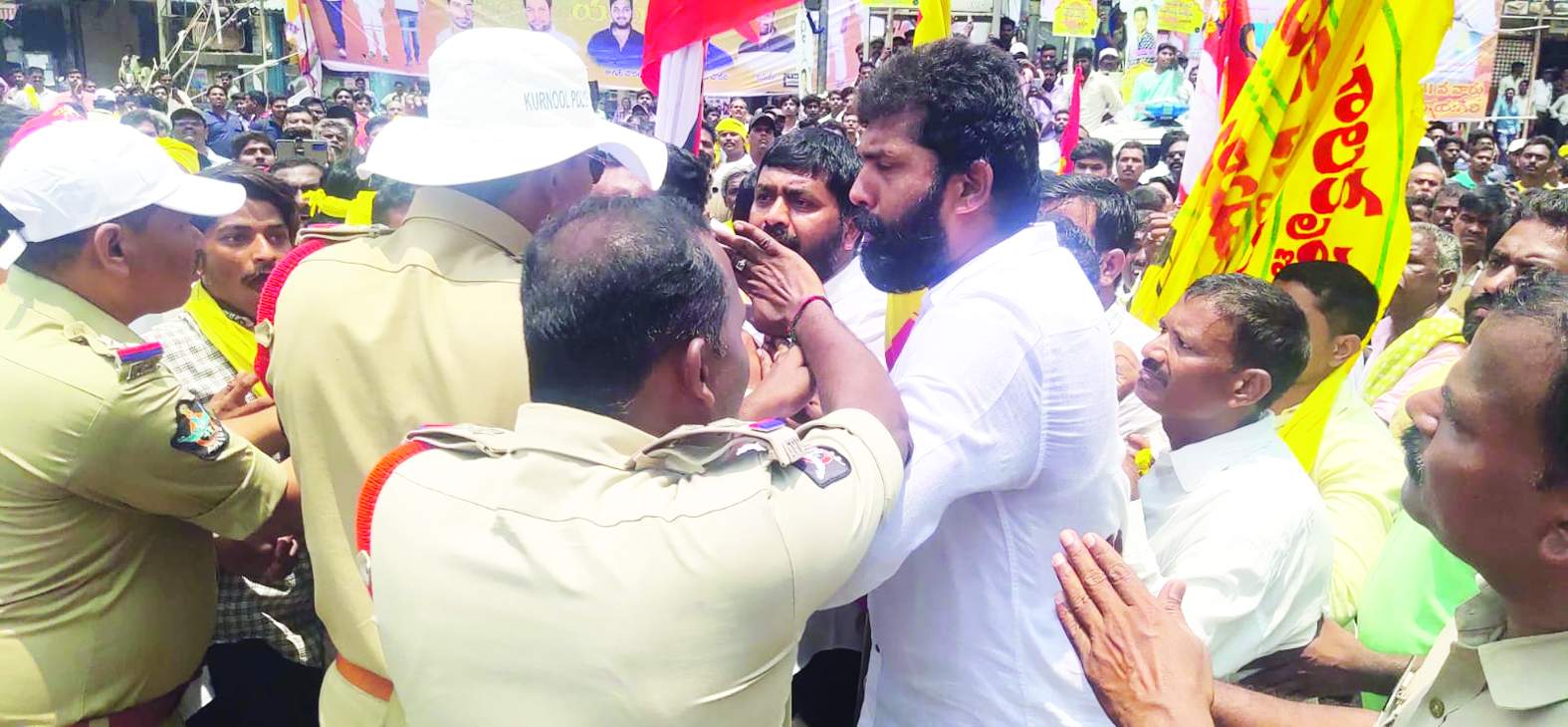 ఇరు గ్రూపులకు నచ్చచెబుతున్న డీఎస్పీ వినోద్‌ కుమార్‌