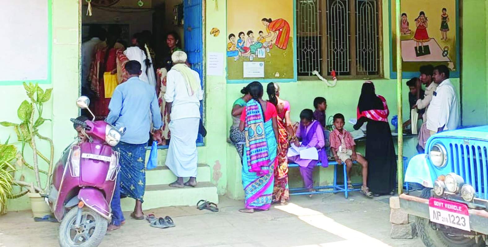 కార్యాలయం ముందున్న దరఖాస్తుదారులు