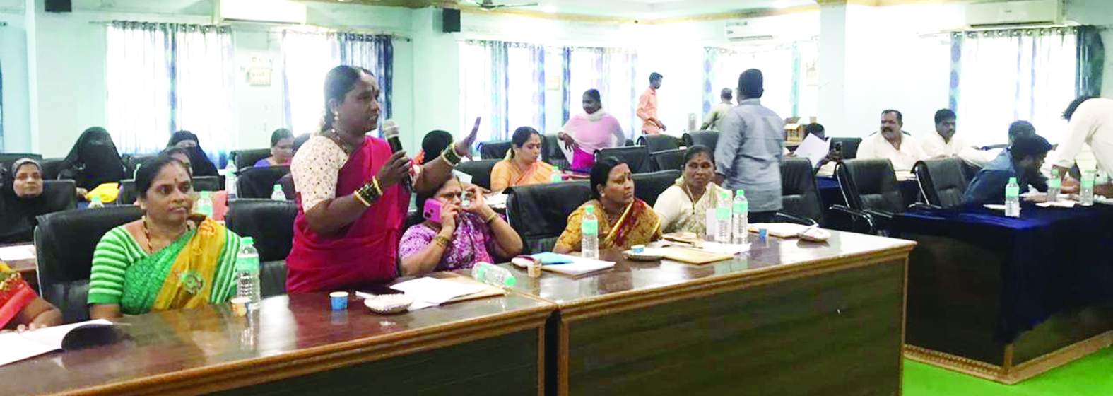 కౌన్సిల్‌ సమావేశంలో మాట్లాడుతున్న కౌన్సిలర్‌ పార్వతి