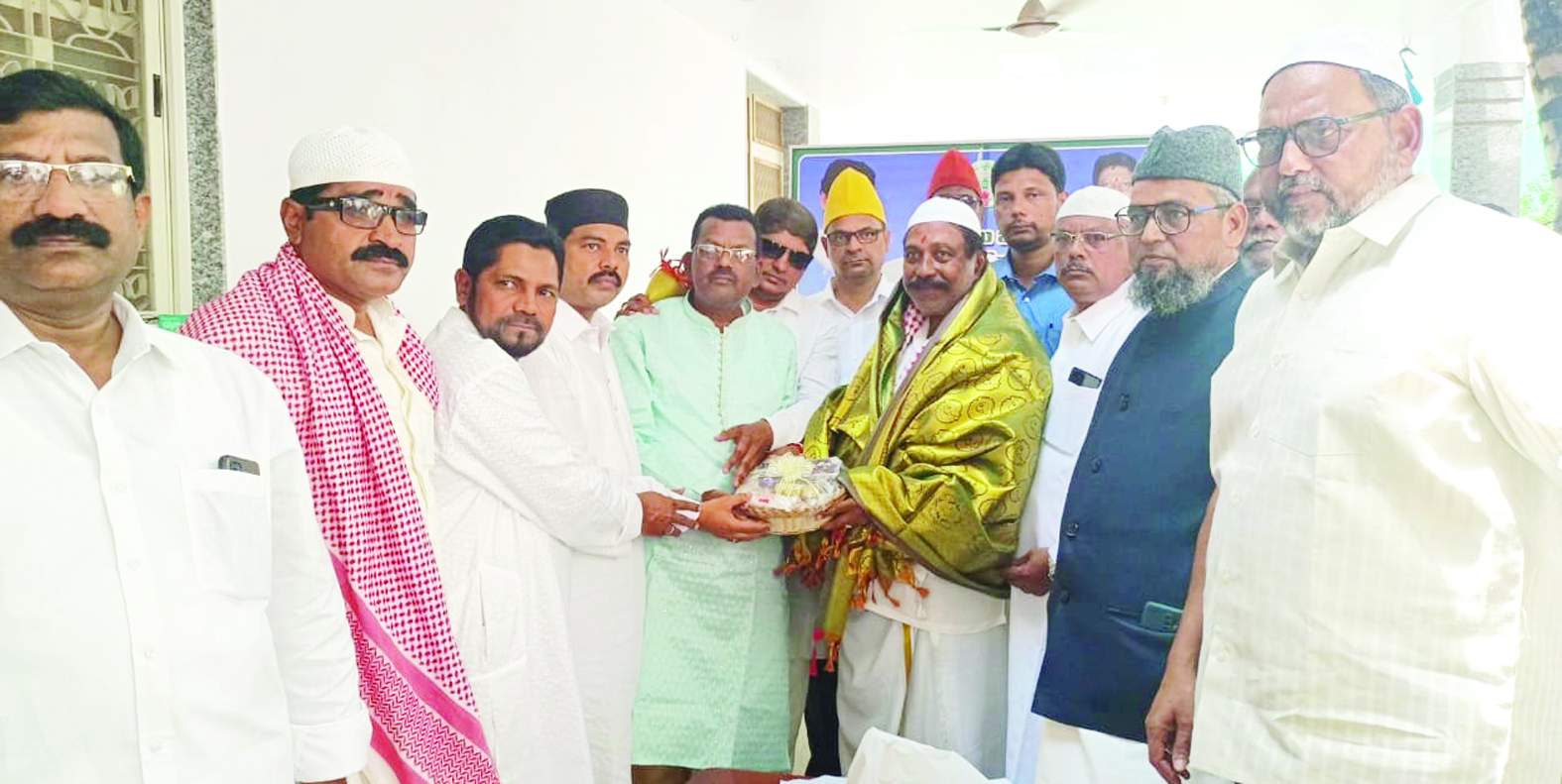 ఆదోనిలో ముస్లింలకు శుభాకాంక్షలు తెలుపుతున్న ఎమ్మెల్యే సాయి ప్రసాద్‌ రెడ్డి