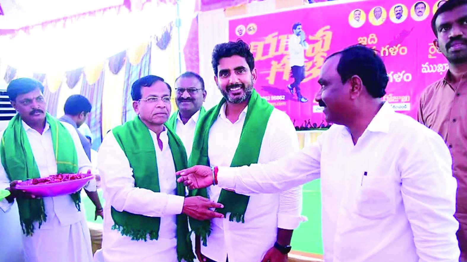 నారా లోకేష్‌కు వినతిపత్రం ఇస్తున్న సాయిబాబు